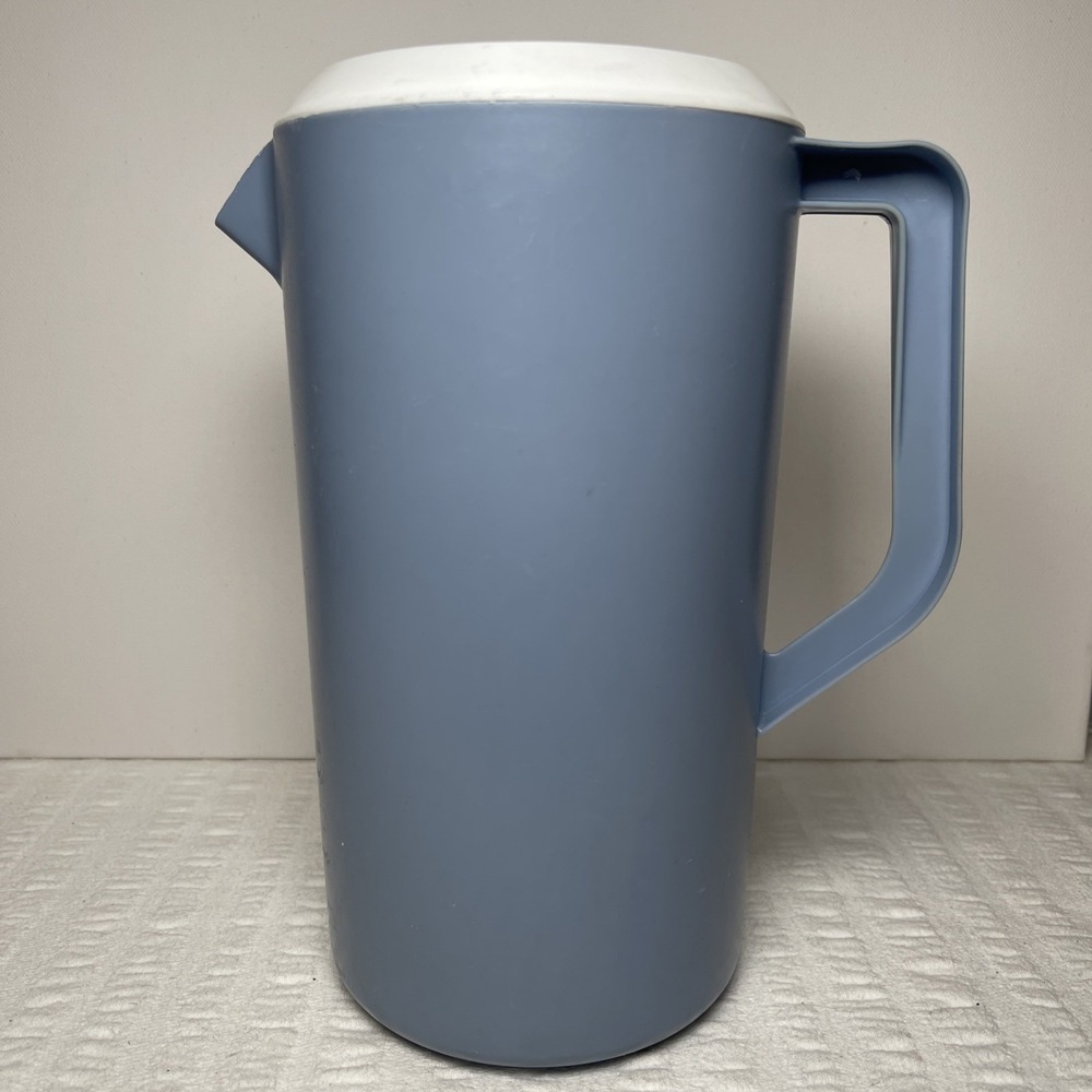 Vintage RUBBERMAID Pitcher 2.25 Quart 2445 Light Blue White Lid